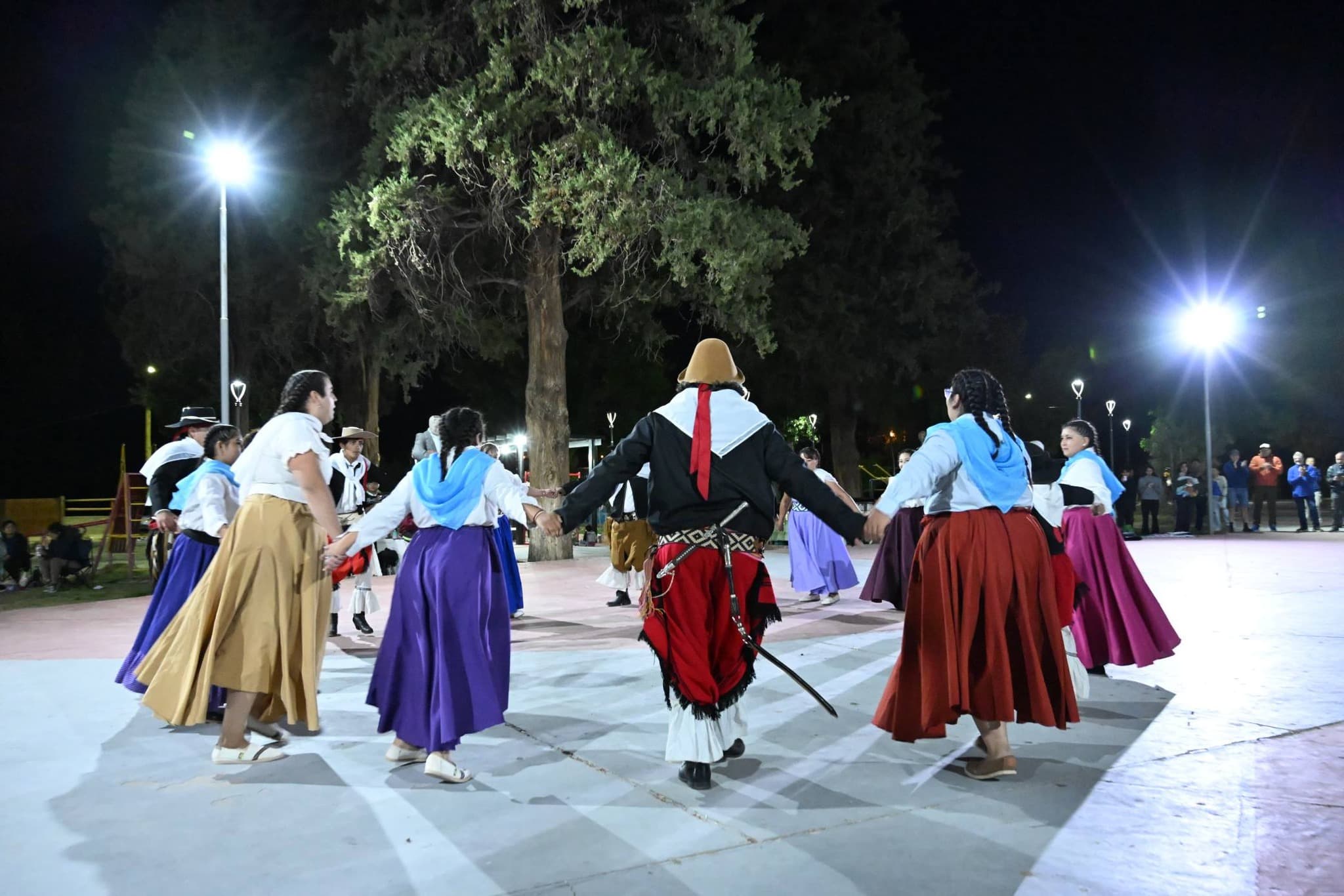 Una hermosa tarde se vivió en la Feria Artesanal y Gastronómica de Las Flores, en la Plaza General San Martín